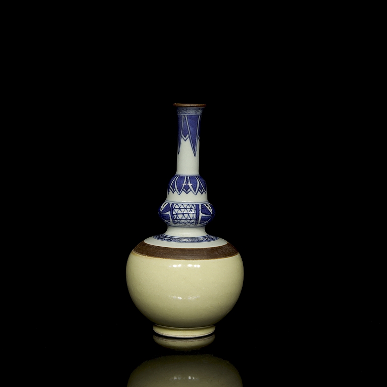 Botella de porcelana azul y blanco con esmalte café-au-lait, dinastía Qing