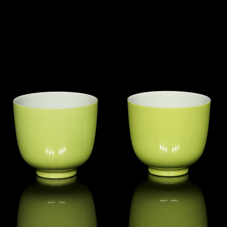 Pareja de tazas de porcelana con esmalte lima, con marca Kangxi