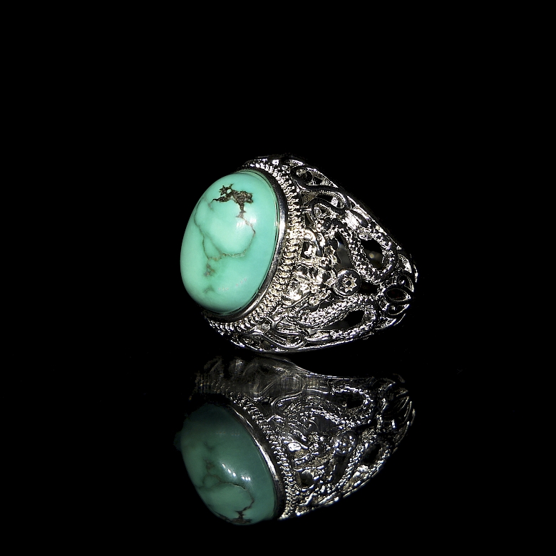 Anillo de plata repujada y turquesa