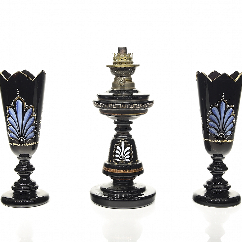 Quinqué and pair of Art Nouveau vases, 20th century - 2