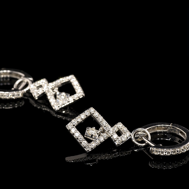 Pendientes colgantes en oro blanco de 18K y diamantes