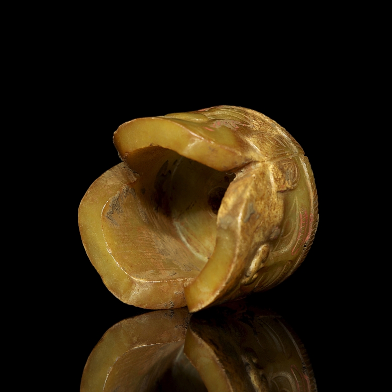 Figura de jade amarillo 