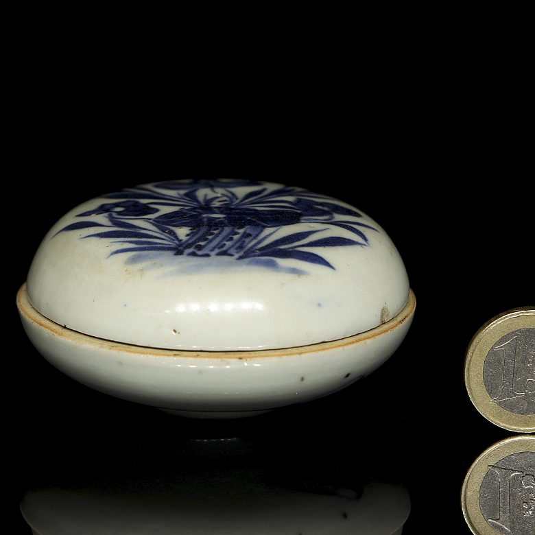 Caja de porcelana blanca y azul 