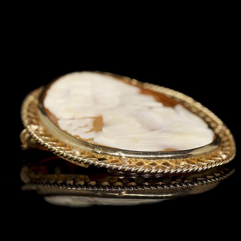 Broche de oro amarillo de 9 k con camafeo 
