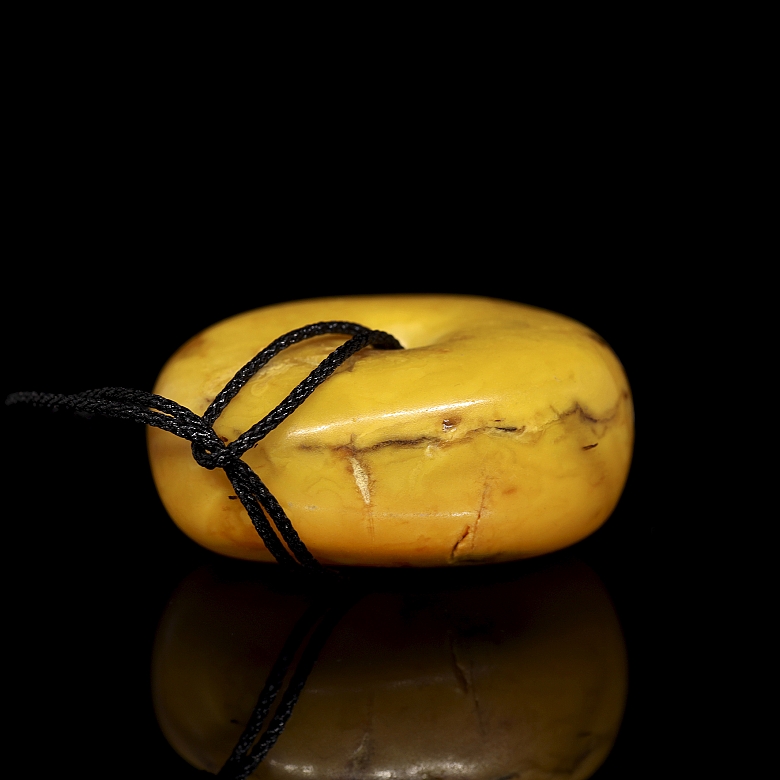 Circular amber bead, Tibet, Qing dynasty