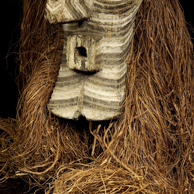 Máscara Kifwebe Songye con Traje de Rafia, R.D. del Congo, s.XX