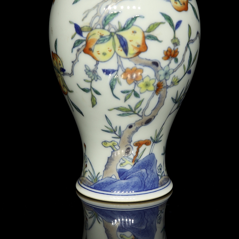 Porcelain vase ‘Peaches and bats’, with Yongzheng mark