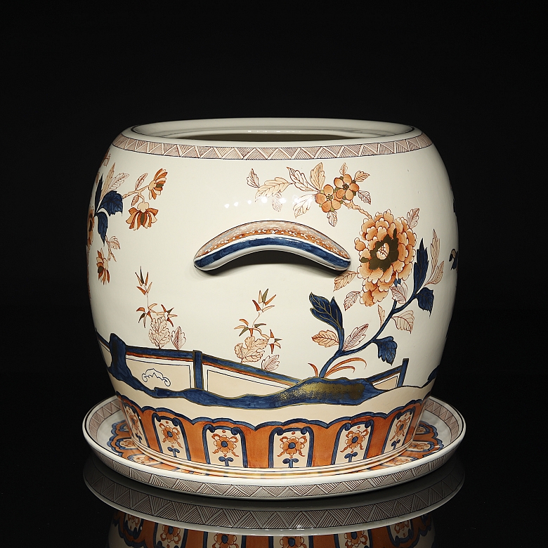 Planter with plate in Asian porcelain, “Landscape,” 20th century