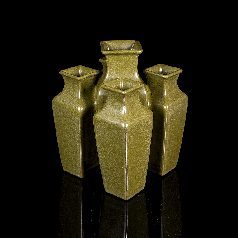 Conjunto de jarrones cuadrangulares, con sello Qianlong