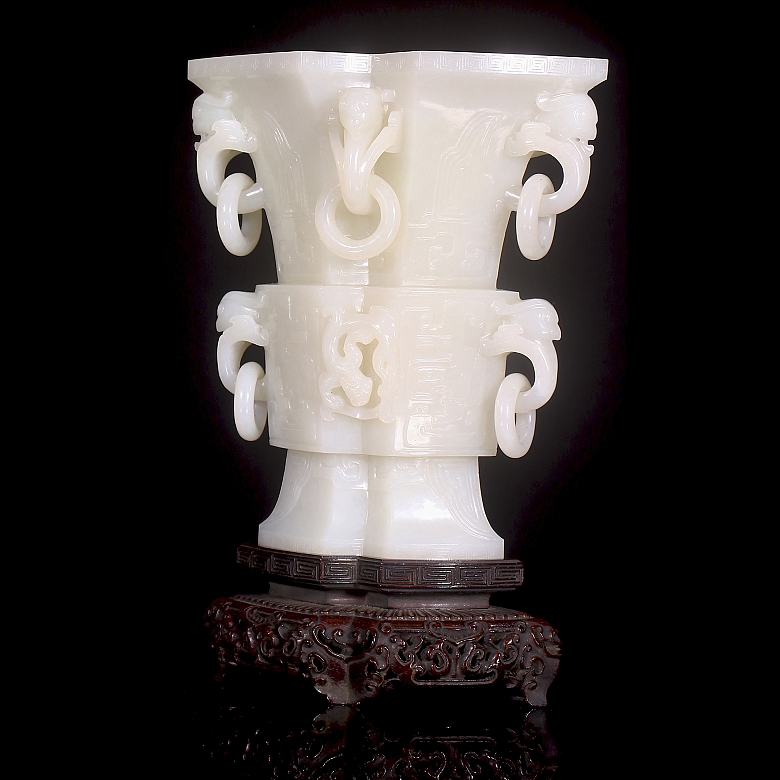 Jarrón romboidal de jade blanco, dinastía Qing