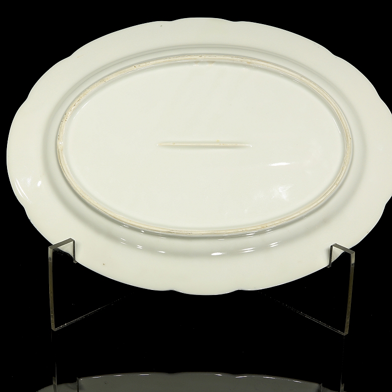 椭圆柳叶纹蓝瓷托盘，十九世纪