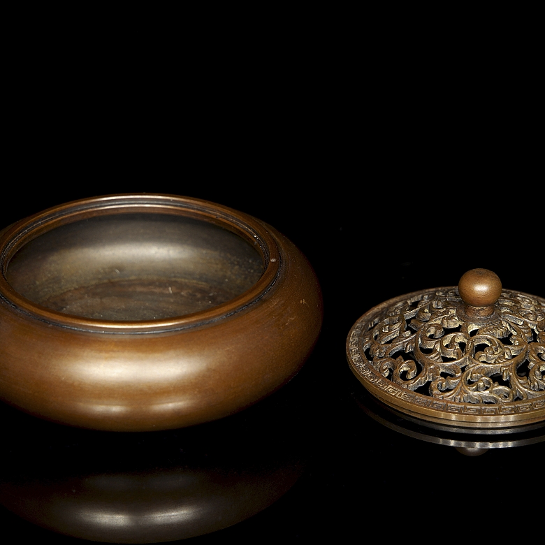 Bronze censer ‘Scrolls’, with a Xuan mark