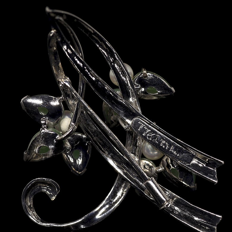 Broche de oro blanco con perlas y jadeíta