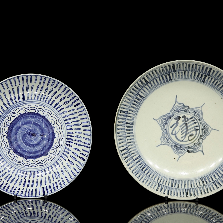 Dos platos de porcelana esmaltada en azul y blanco, dinastía Qing