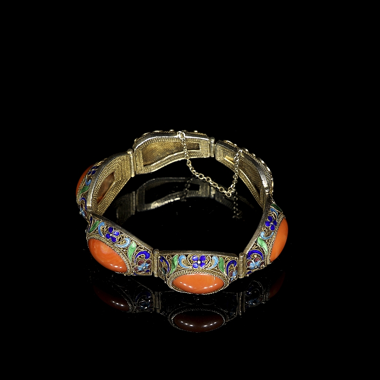 Pulsera de plata dorada con coral y esmaltes, dinastía Qing
