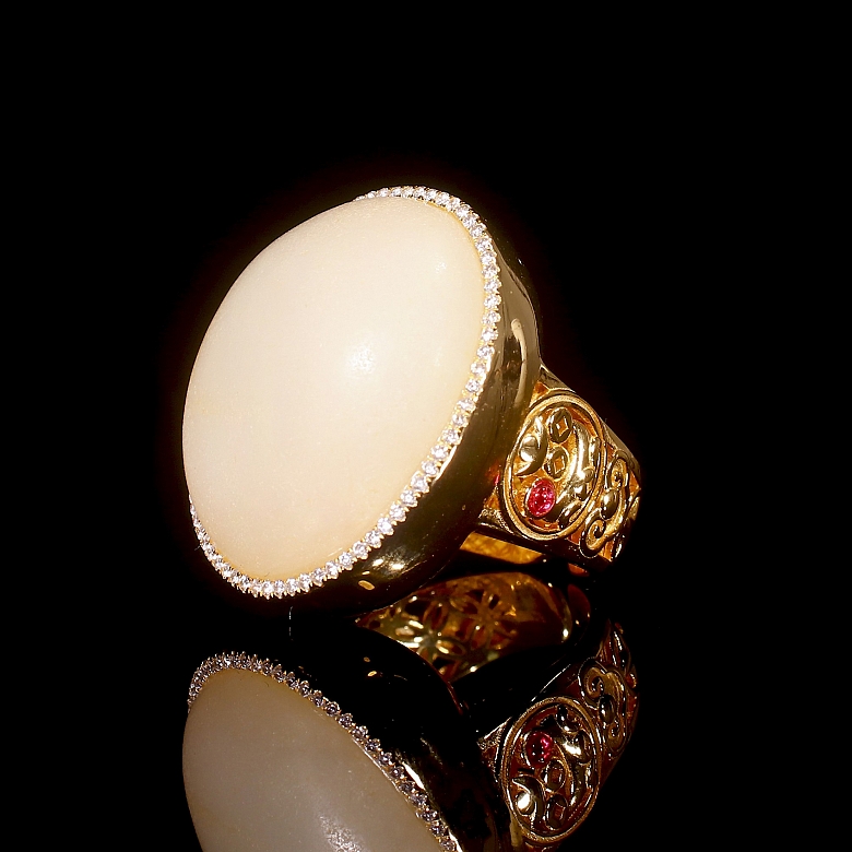 Anillo de plata dorada con jade blanco de Hetian, dinastía Qing