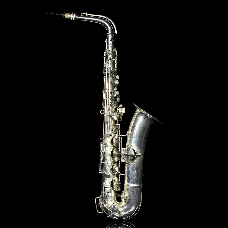 Saxofón alto, marca Conn, ca 1920