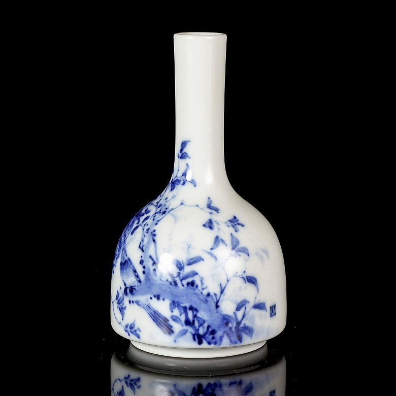 Jarrón de porcelana esmaltada en azul y blanco 