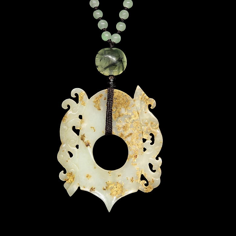Collar con colgante de jade tallado y cuentas de colores, s.XX