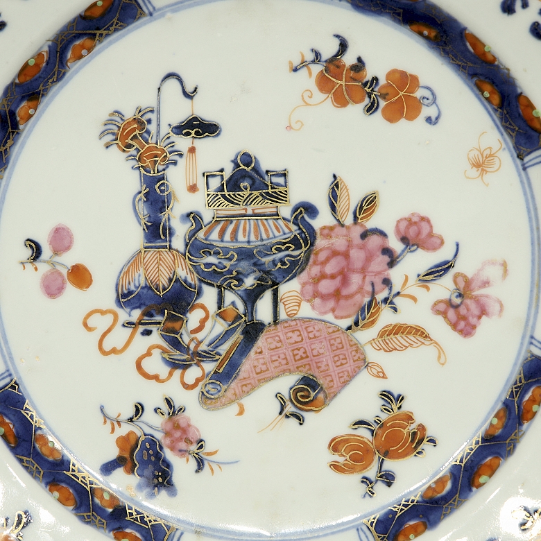 Imari-style porcelain dish ‘Auspicious Emblems’, Qing dynasty - 2