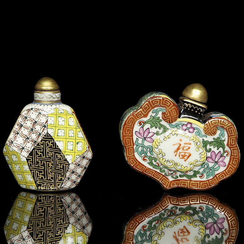Pareja de botellas de rapé de porcelana esmaltada, con sello Qianlong