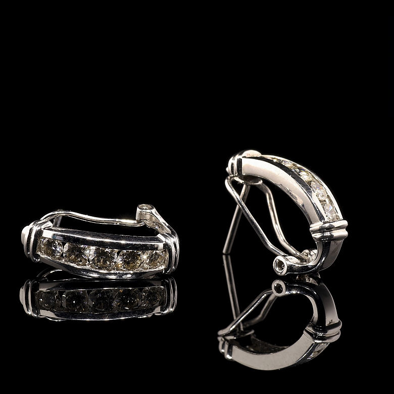 Pendientes de medio aro en oro blanco de 18K y diamantes