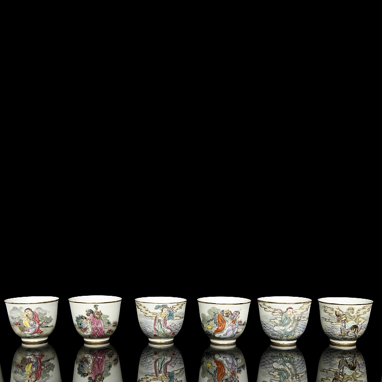 Ocho tazas de porcelana 