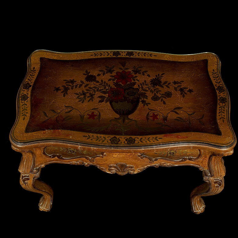 Mesa baja de madera estilo Luis XV, s.XX
