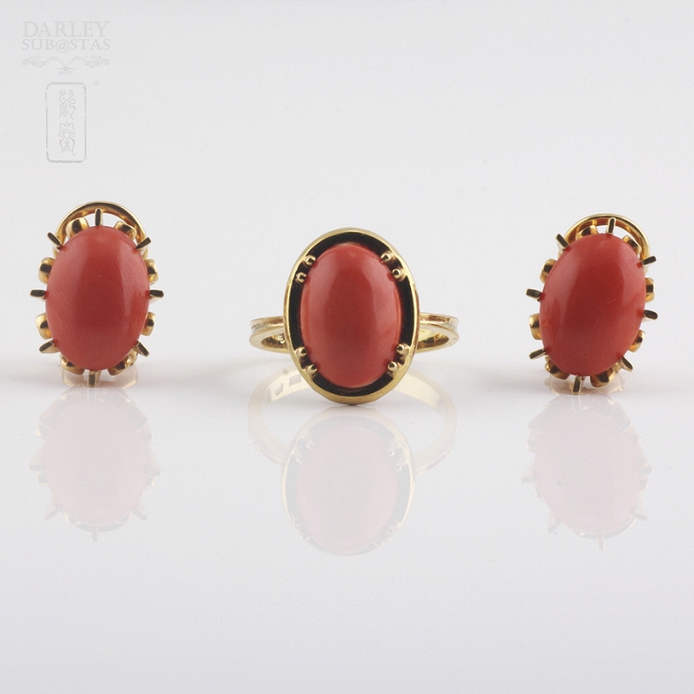 Juego de anillo y pendientes con coral natural en oro amarillo