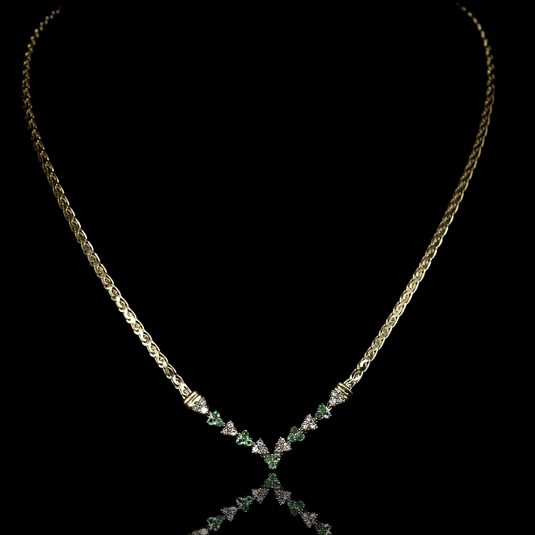 Gargantilla de oro amarillo con esmeraldas y diamantes