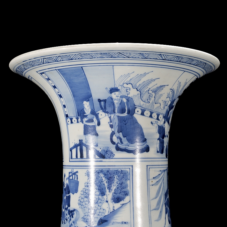 Jarrón azul y blanco en forma de ventana con patrones de figuras.  dinastía Qing