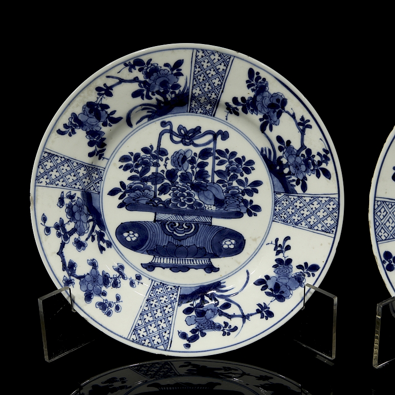 Pareja de platos de porcelana