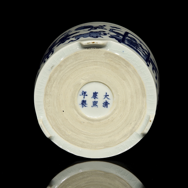White and blue porcelain brush holder ‘Bogu hua’, with Kangxi seal - 4