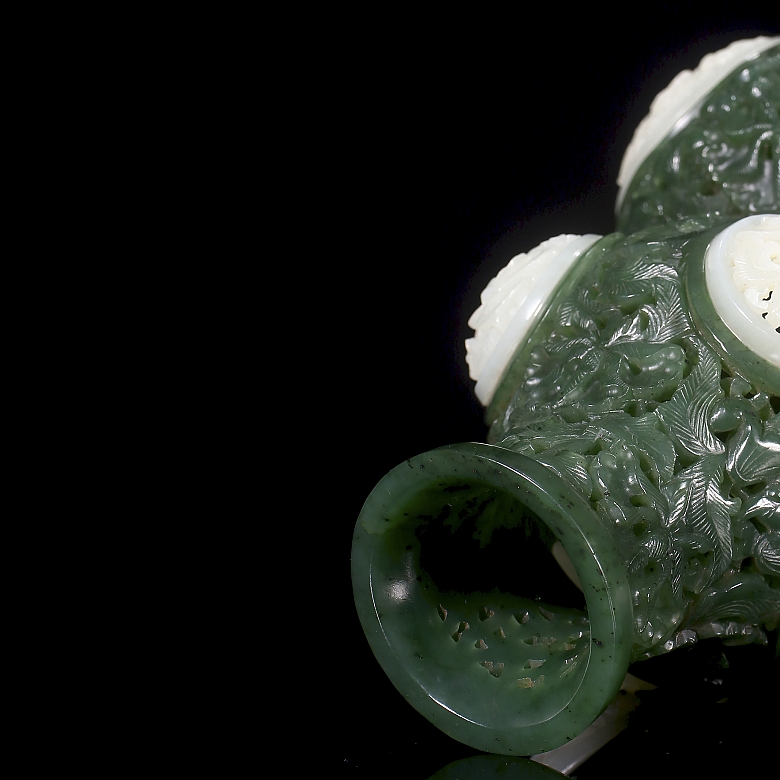 Jarrón Hulu de jade de Hetian blanco y verde espinaca, dinastía Qing