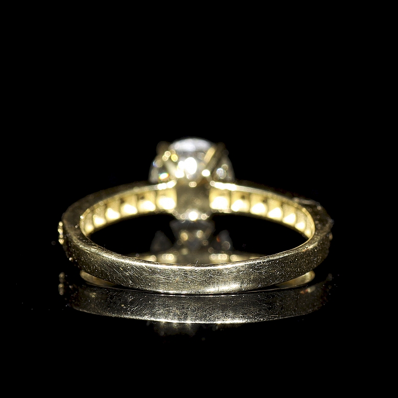 Anillo solitario de oro amarillo con diamantes, 0,91ct certificado GCI