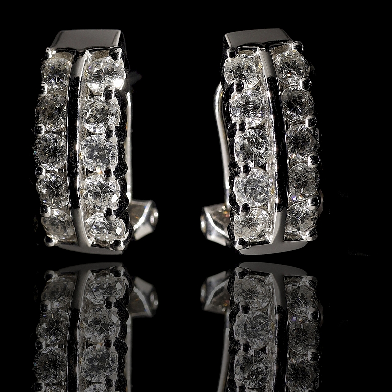 Par de pendientes en oro blanco de 18k y diamantes