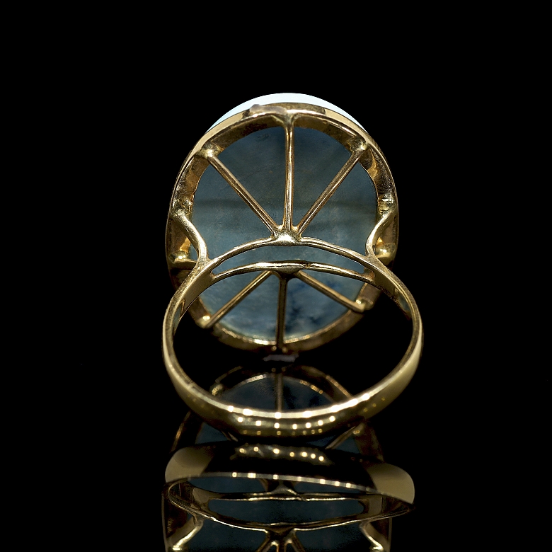 Anillo en oro amarillo de 18k con turquesa oval