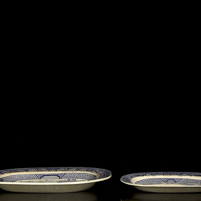 两只蓝色柳树纹“石质瓷器”托盘，19世纪