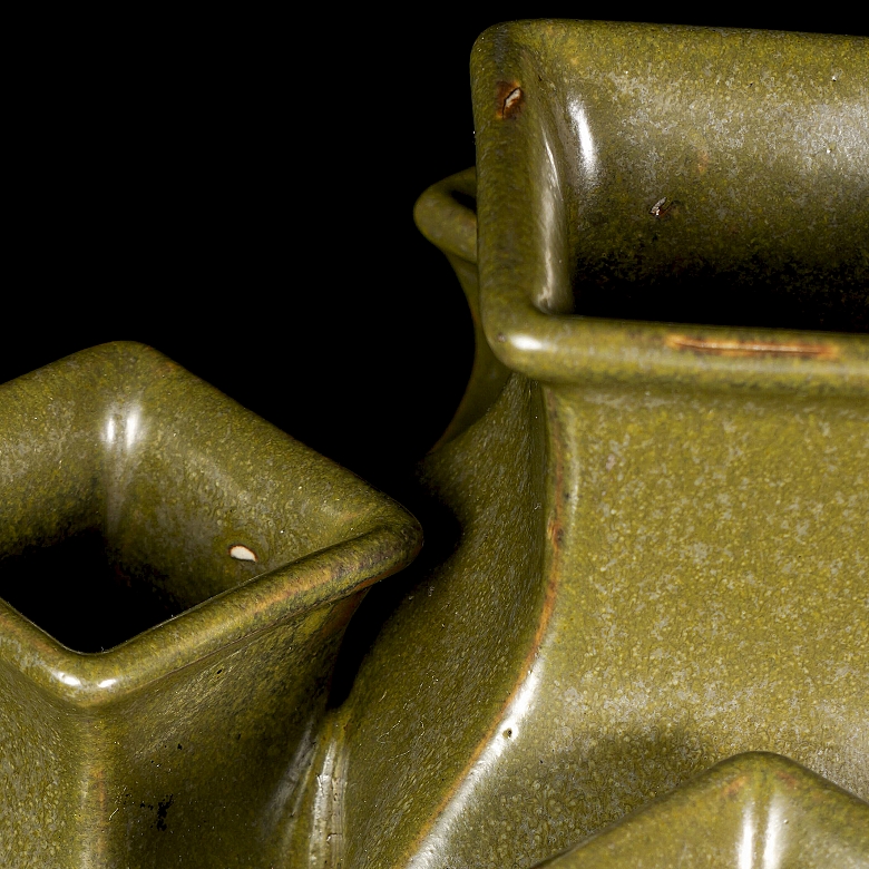 Conjunto de jarrones cuadrangulares, con sello Qianlong