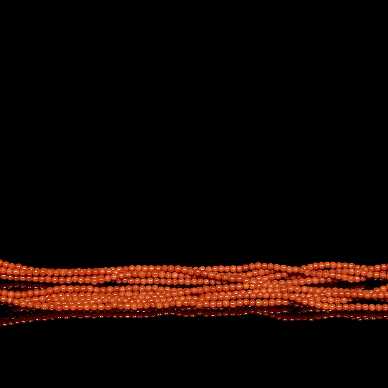 Collar de cuentas coral con esfera negra