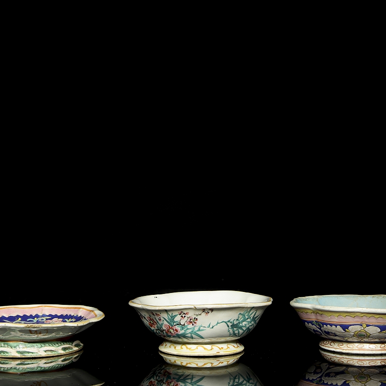 Three enamelled porcelain bowls ‘Rose Family’, Qing dynasty - 3