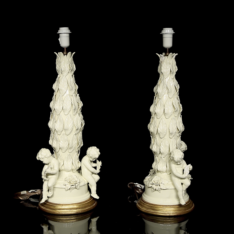 马尼塞斯陶瓷灯具一对，题为《天使》，20世纪