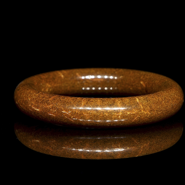 Brazalete tallado de tonalidad ámbar, s.XX