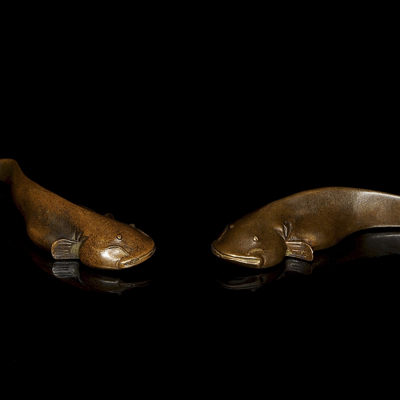 Pareja de figuras de bronce