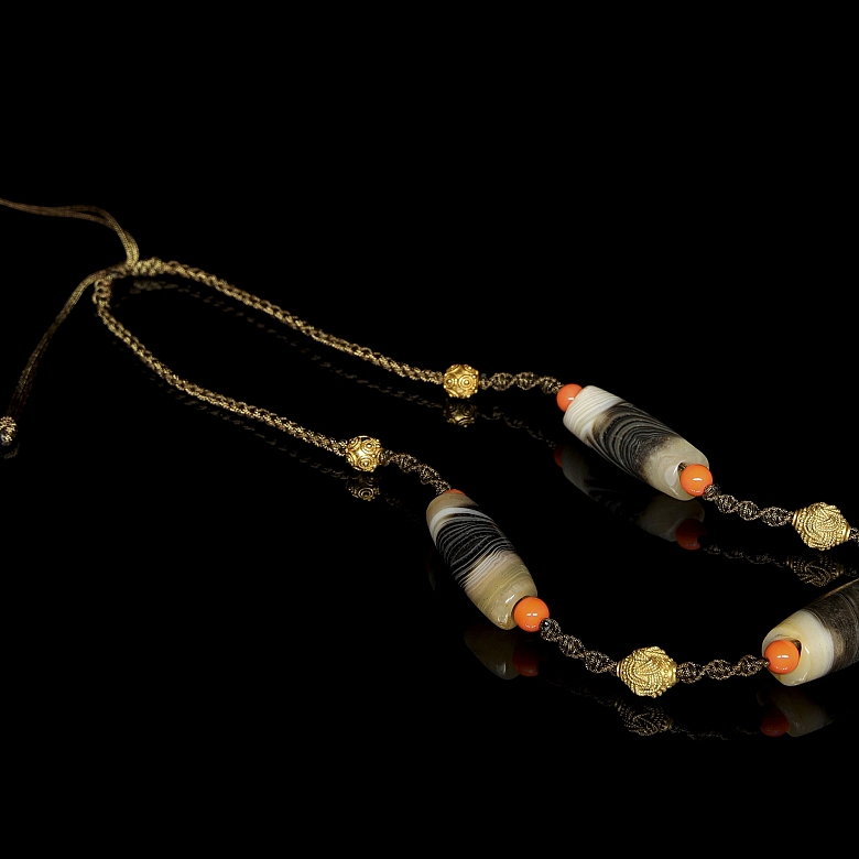 Necklace with agate and gilded bronze Dizi beads, Tibet, 15th century