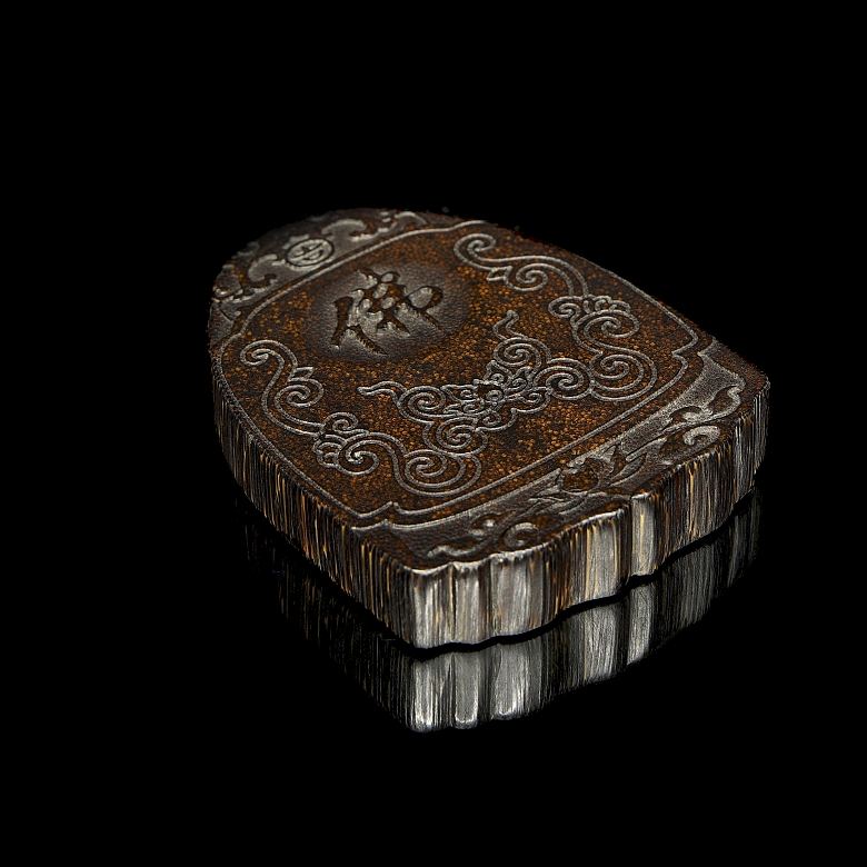 Placa de asta tallada