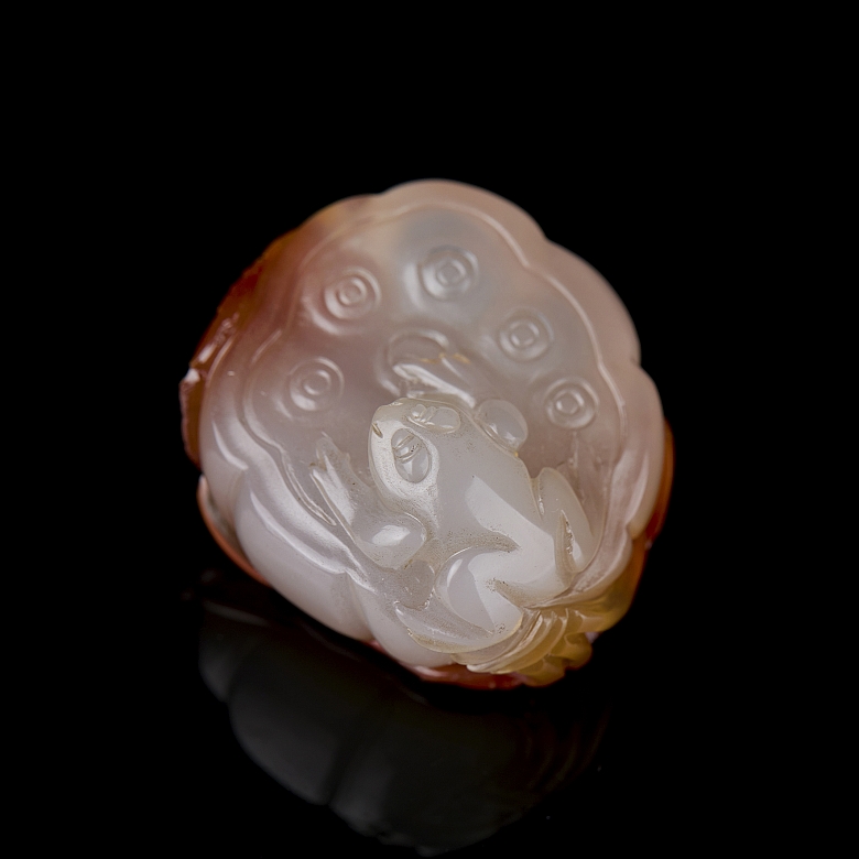 Agate carving ‘Frog on a Lotus’, Qing dynasty