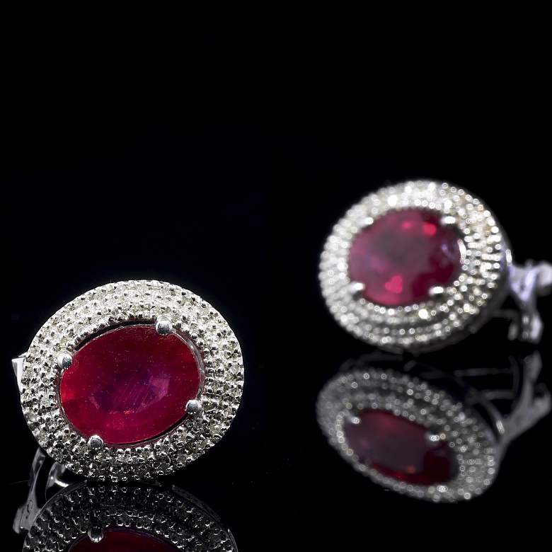 Pendientes en oro blanco de 18K con rubíes y diamantes