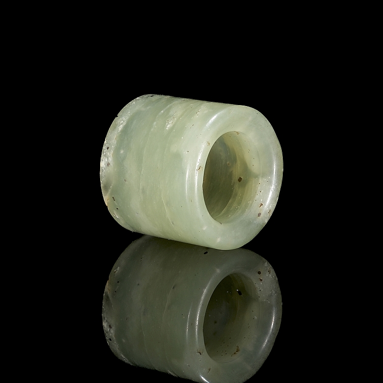 Carved cladon jade ring, Qing dynasty