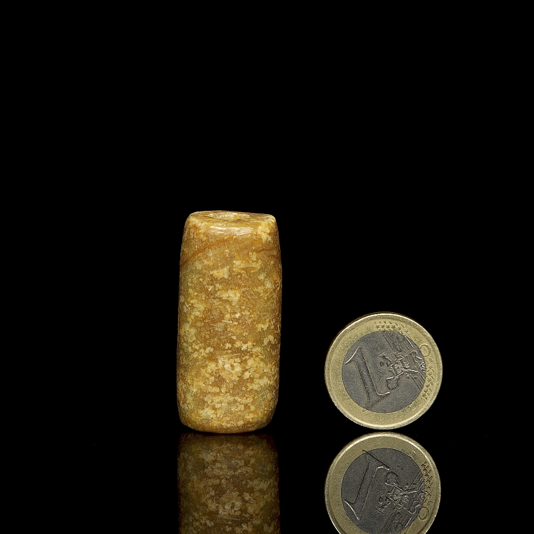 Cuenta tubular de jade tallado, cultura Hongshan